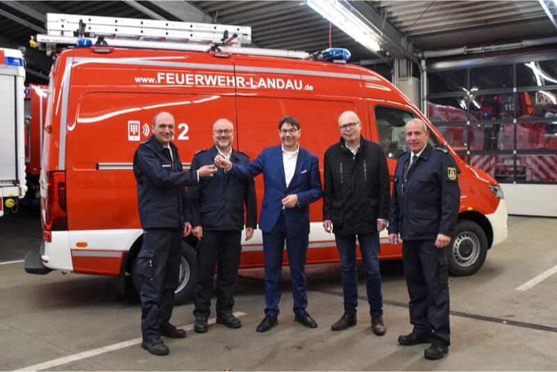 Fahrzeugübergabe bei der Freiwilligen Feuerwehr Landau: Einheit Landau Stadt erhält neues Kleinalarmfahrzeug